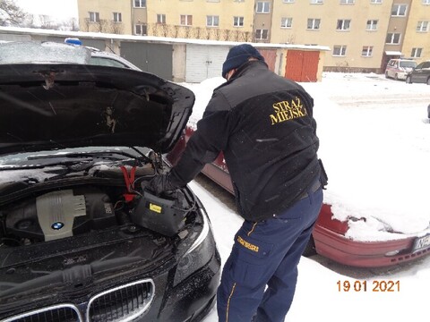 Strażnicy miejscy pomogą odpalić auto