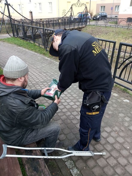 Strażnicy miejscy z pomocą bezdomnym