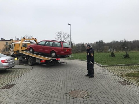 Strażnicy usuwają wraki