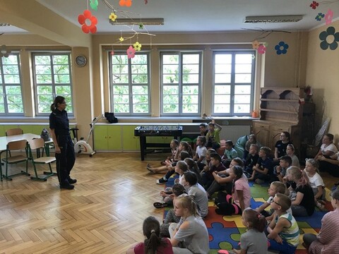 Strażnicy z dziećmi o bezpieczeństwie podczas wakacji