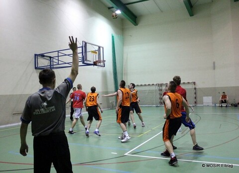Sukces koszykarzy Komenki przed play off