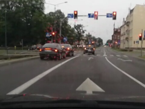 Przejechał na czerwonym, bo się spieszył