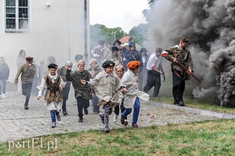 A przy barykadzie toczyło się życie...