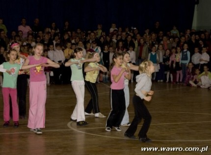 Uczniowie tańczą
