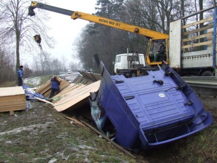 TIR ciągle w rowie