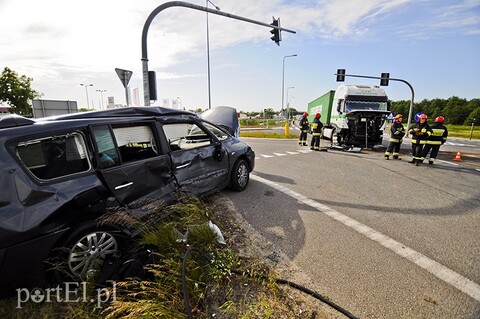Tir uderzył w osobówkę
