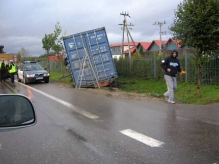 TIR w rowie, a „siódemka” zablokowana