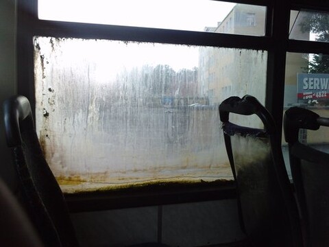 To jest szyba w autobusie