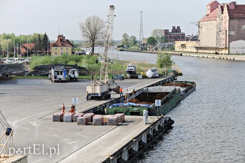 Torf płynie do portu