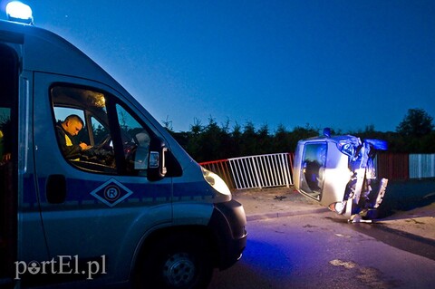 Toyota na boku. Kierowca pijany i bez prawa jazdy