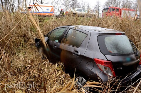 Toyotą wpadła do przydrożnego rowu