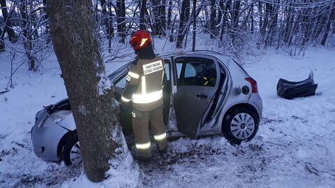 Toyotą uderzył w drzewo