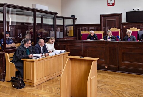 Mieli więzić, bić i zmuszać do kradzieży. Stanęli przed sądem