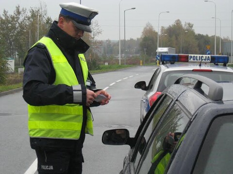 Uchyl szybę, połóż ręce na kierownicy i poczekaj