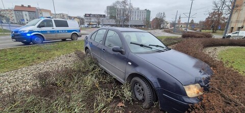 Uciekał przed policją... środkiem ronda Zamech