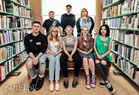 Żywe książki w bibliotece