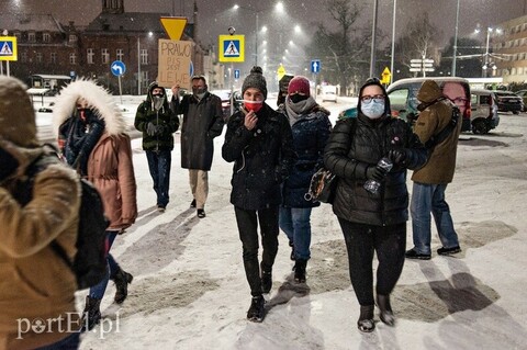 „Nie przyjmuję mandatu”. Zimowy spacer Elbląskiego Strajku Kobiet