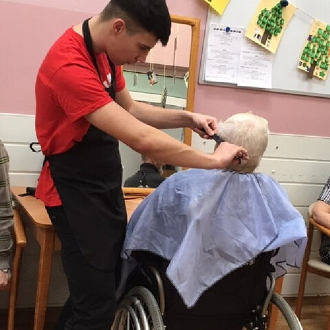 Uczniowie ze świątecznym prezentem dla seniorów