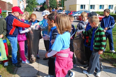 Uczniowie ZS nr 1 sprzątają świat
