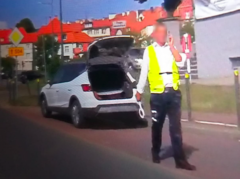 Udawał policjanta ruchu drogowego – zatrzymali go prawdziwi policjanci 