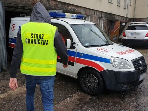 Udawał ratownika medycznego i karetkami woził papierosy