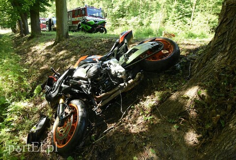 Uderzył w auto, którym jechał poszukiwany przez policję