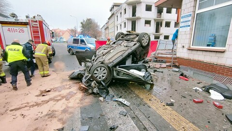 Uderzył w budynek apteki i dachował