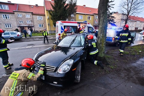 Uderzył w drzewo na ul. Grottgera