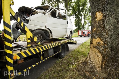 Uderzył w drzewo, wylądował na dachu