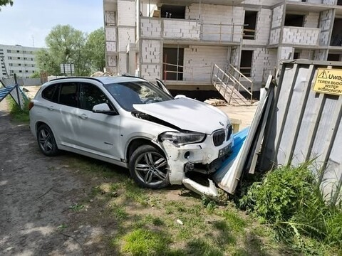 Uderzył w ogrodzenie budowy, miał 2,5 promila