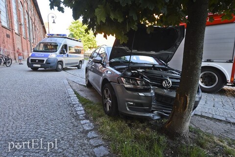 Uderzyła w drzewo na starówce