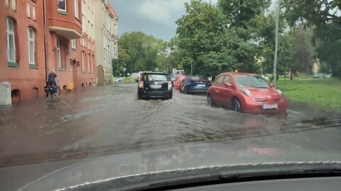 Ulice zamieniły się w potoki (aktualizacja) 