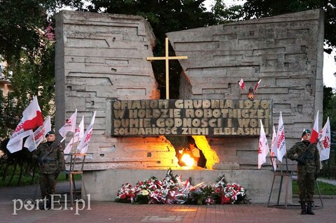 Wystawa, msza, wieńce i kwiaty
