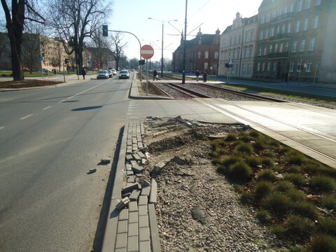 Uszkodził infrastrukturę pasa drogowego