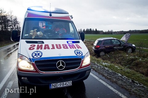 Uwaga, kierowcy! Ślisko na drogach, fiat w rowie