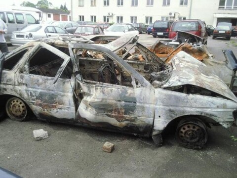 Spłonęło auto – jedna osoba nie żyje