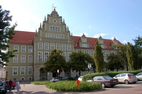 Uderzył czy przewrócił się na dziecko?