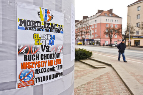 Kontrowersyjne plakaty z bluzgami