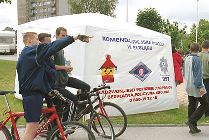 Policjanci w namiocie