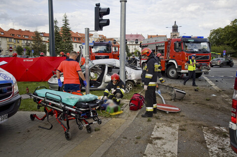 Wypadek karetki na 12 Lutego. Jedna osoba nie żyje, trzy w ciężkim stanie trafiły do szpitala