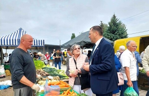 Na targowisku o zielonym ładzie