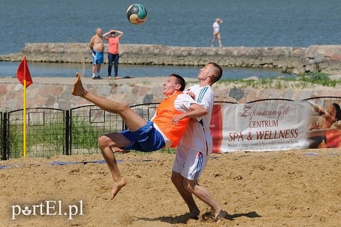 Zielone bomby z Pucharem Elbląga (plażowa piłka nożna)
