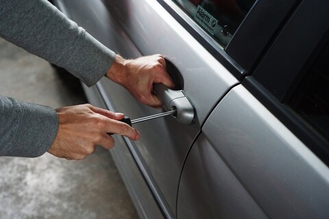 Więcej skradzionych aut, bójek i pobić