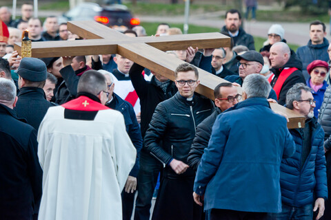 Wierni przeszli przez miasto w drodze krzyżowej