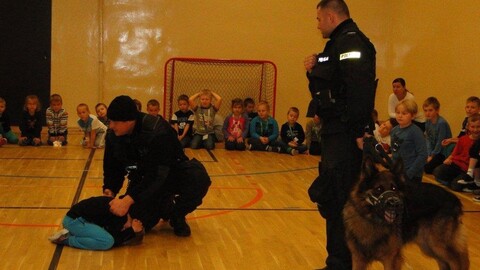 Wizyta policjantów z Zespołu Przewodników Psów Służbowych