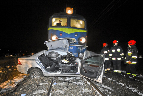 Wjechał mercedesem pod pociąg