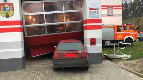 Wjechał w... remizę strażacką