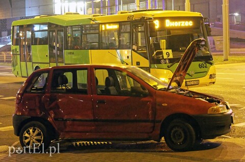 Wjechała pod autobus, trzy osoby ranne