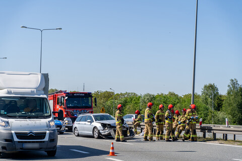 Wjechała pod prąd na S7, zderzyła się z innym autem