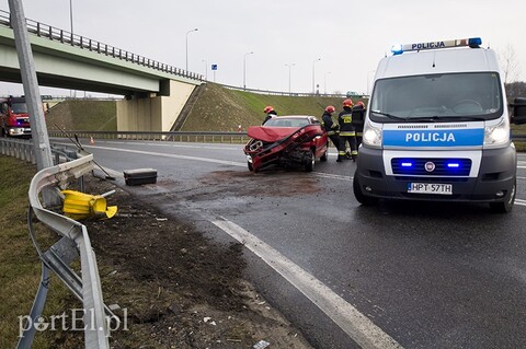 Wpadł w poślizg i uderzył w barierkę
